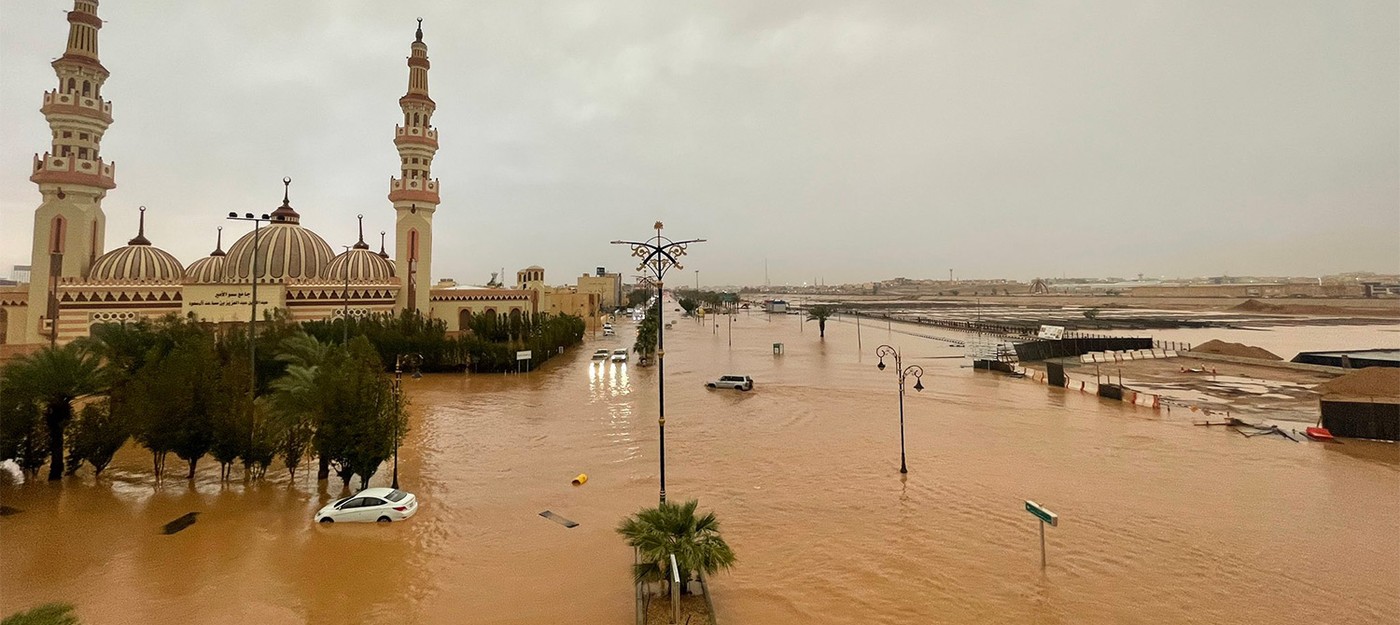 Desert underwater — heavy rains cause flooding in northern Saudi Arabia